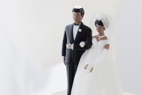 Figurines of wedding couple