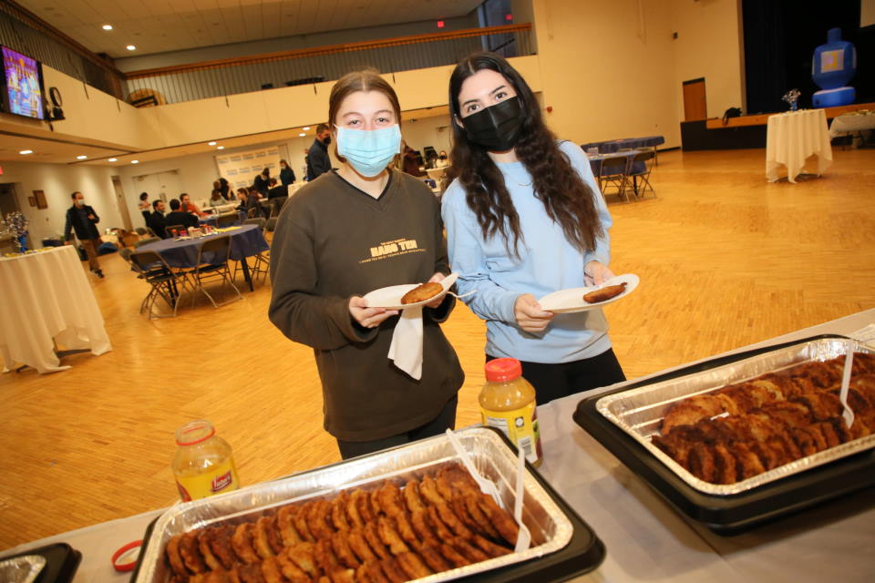 Students enjoy latkes