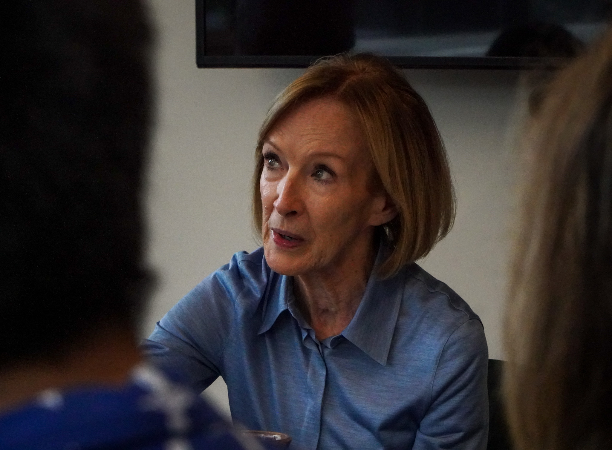 Judy Woodruff sits with a group from the Brandeis Journalism Program.