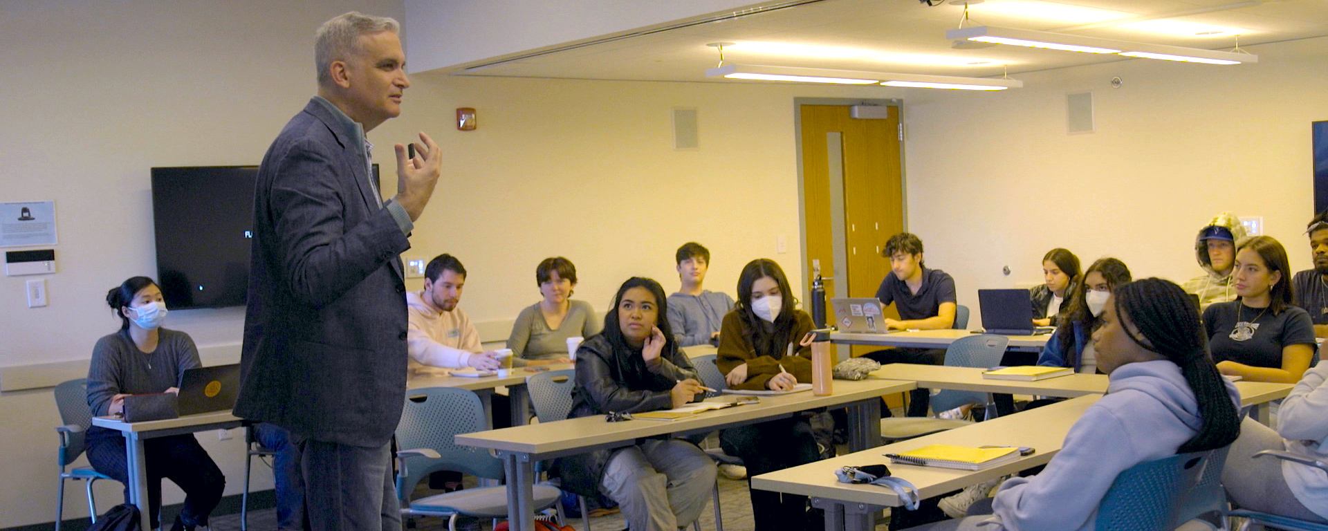 Prof. Neil Swidey teaches his Long Form Journalism class.