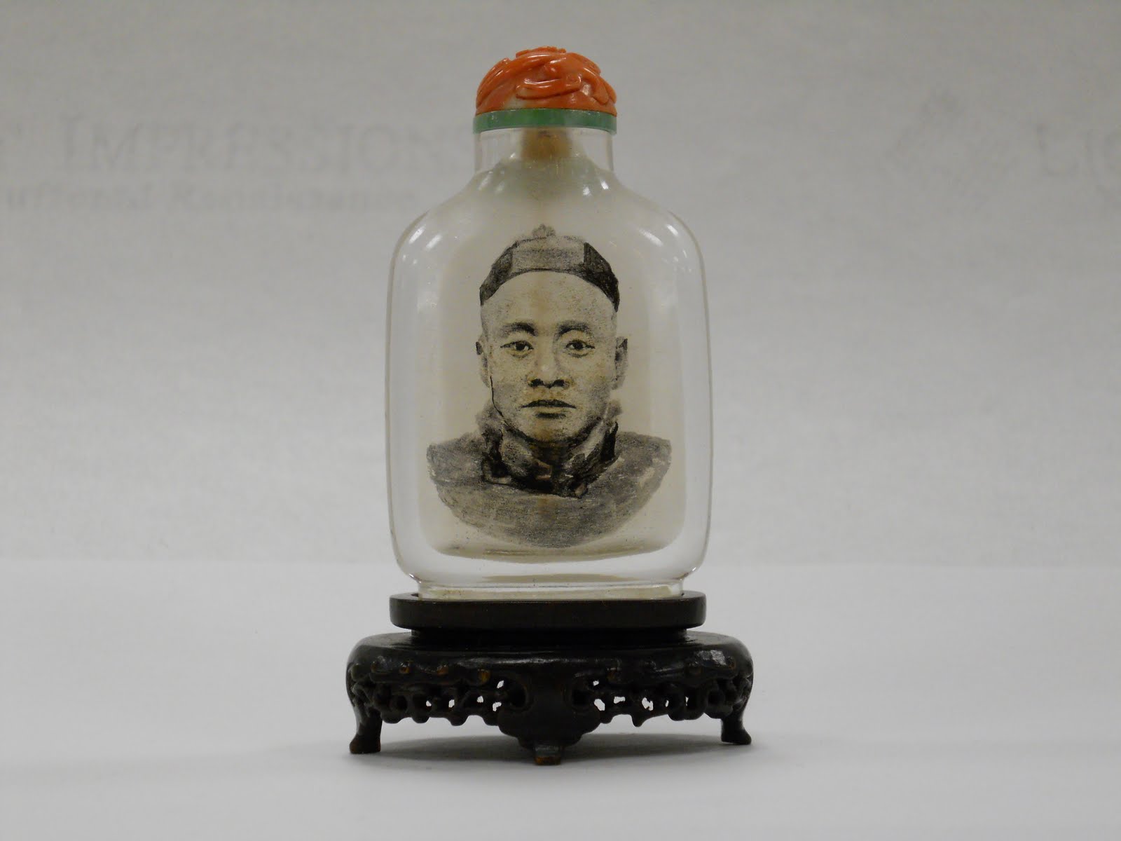 Snuff bottle with portrait of man in round hat