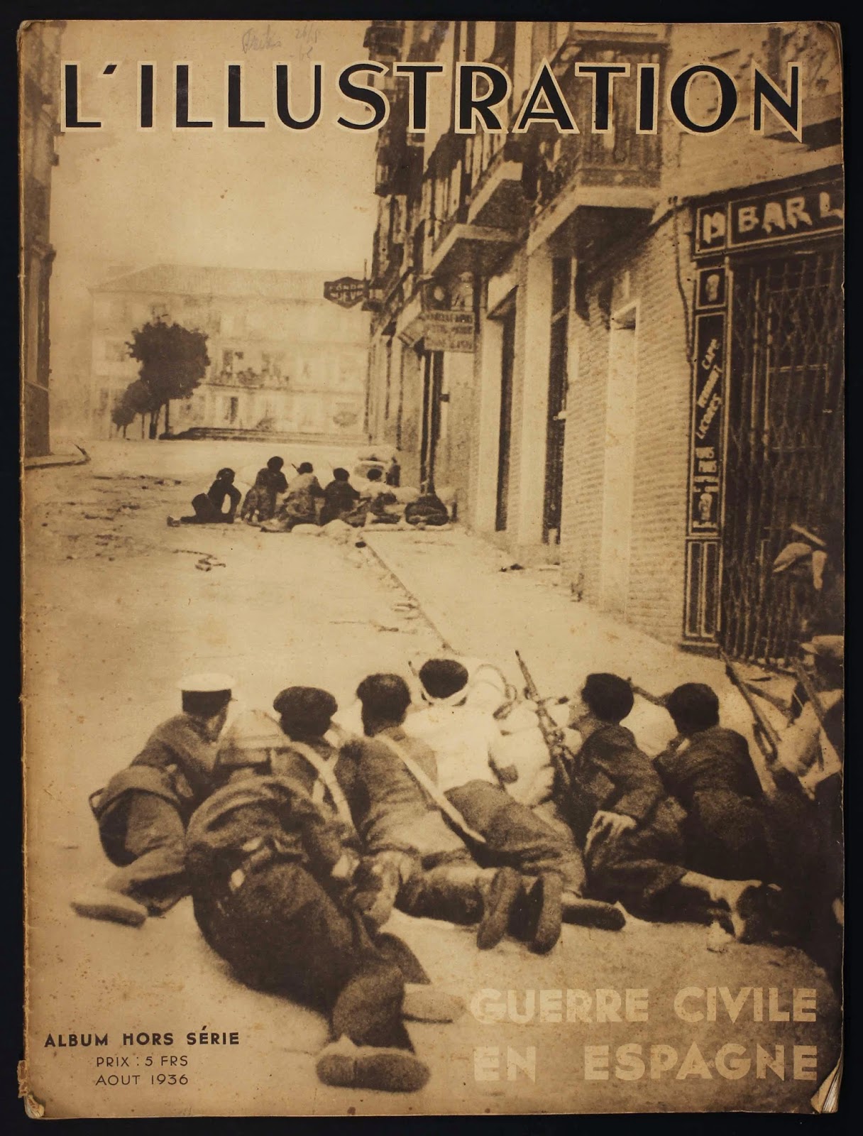 Cover of French illustrated magainze "L'Illustration"  showing soldiers in the streets.