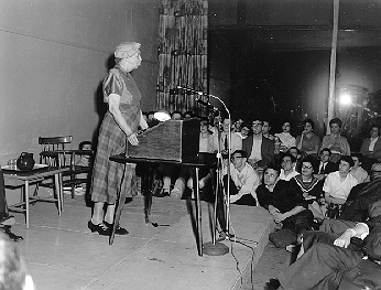 Eleanor Roosevelt speaking to a class.