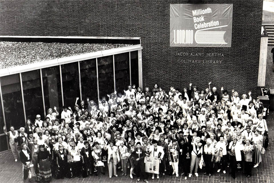 Crowd in front of the library to celebrate the millionth book.