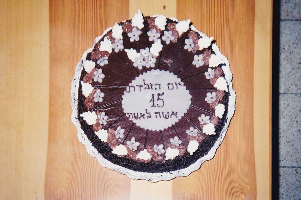 Cake with Happy 15th Birthday Isha L'isha written in Hebrew