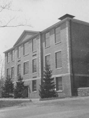 Photograph of Ford Hall as it appeared when it was the Middlesex University Veterinary School building.