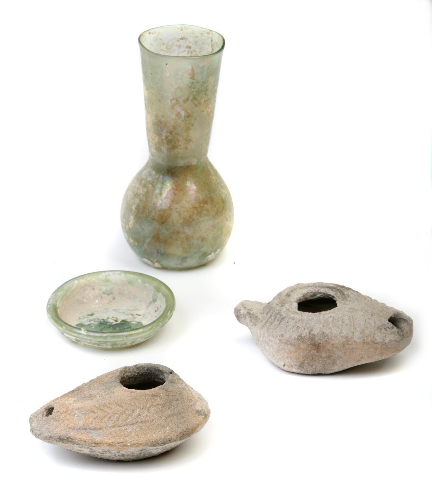 Worn-out vase and bowls