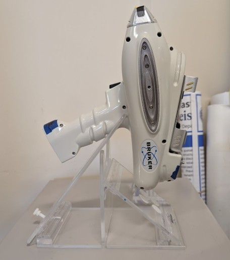 Photograph of the Bruker Tracer III SD p-xrf