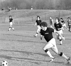 Michael Lichtenstein ’79 drives the ball down the left side in the championship game.
