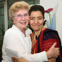 Judy Cohen ’54, P’85 with Gul Shamim, M.A.’07 of Pakistan