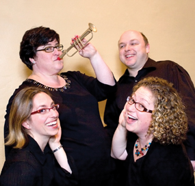 left: Rachel Rosenman ’00, Rachel Garshick Kleit ’87, Carl Sayres ’94 and Becca Rausch ’01. Sarah Goldenkranz, daughter of Michael Goldenkranz ’74, is also a member of the chorale.