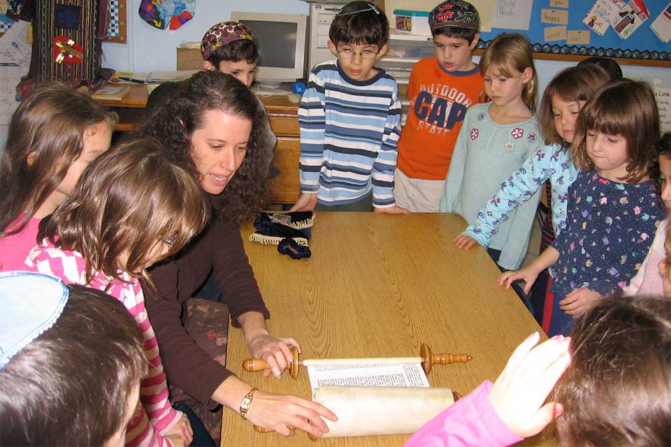 Shira Horowitz talks with children