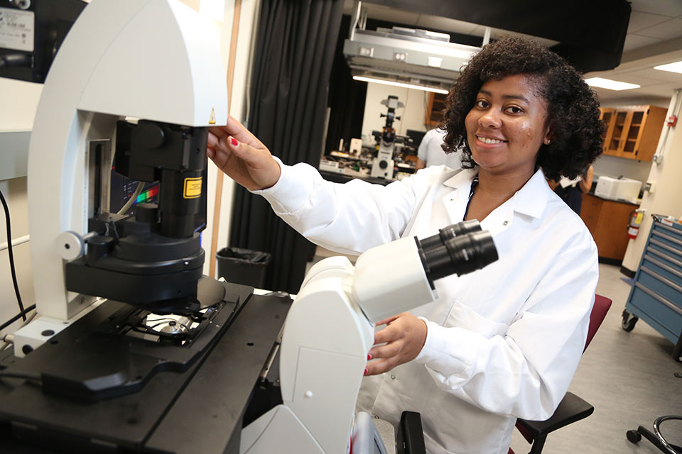 Angelina Gallego at a microscope