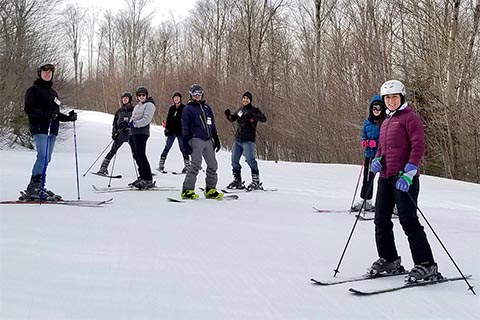 8 participants skiing