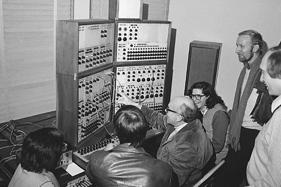 Harold Shapero demonstrates on a large synthesizer