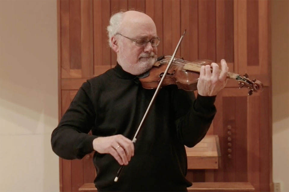 Daniel Stepner playing the violin