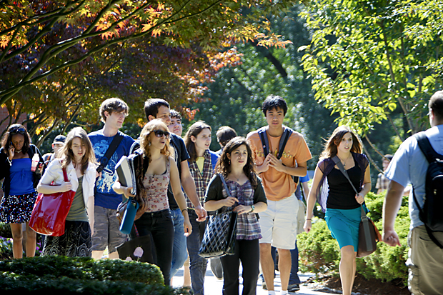 Crowd of students walking through campus.