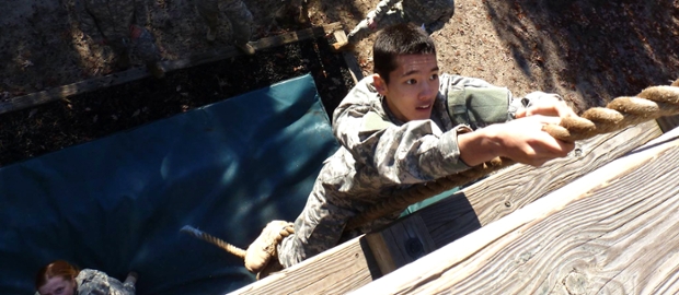 Sonor Sereeter ‘19 climbing a wooden stockade fence with help of a rope