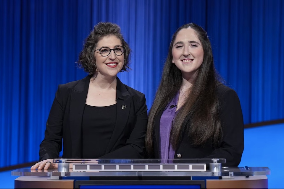 Jeopardy host mayim bialik and Hannah Nekritz '23