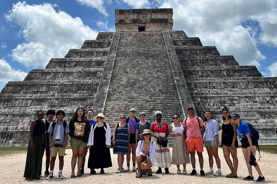 Students visit a landmark with professor Cindy Thomas