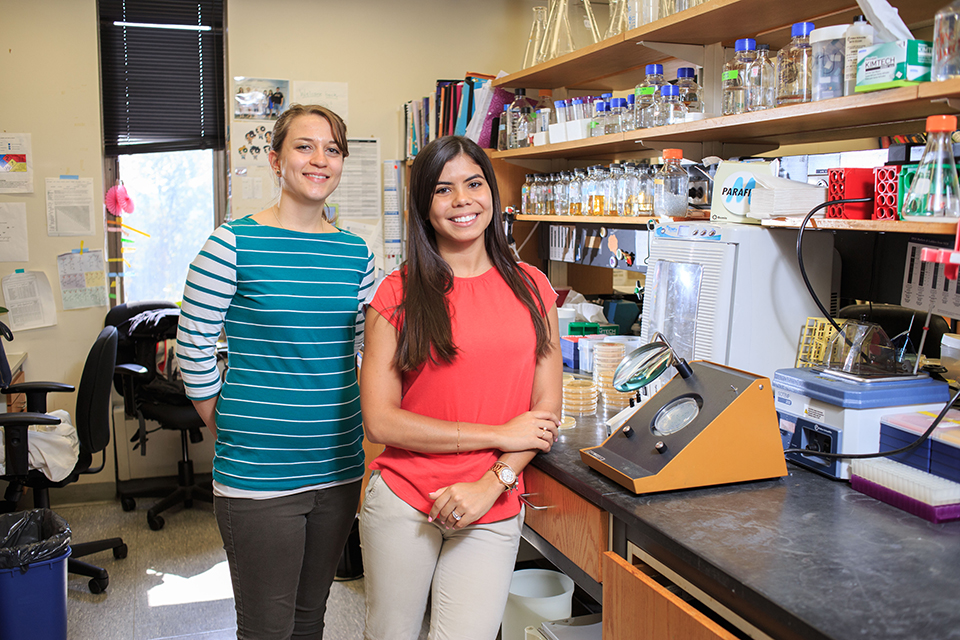 2 female students working in a lab