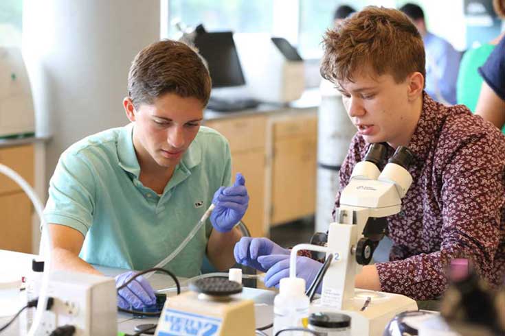 2 students do an experiment in a science lab