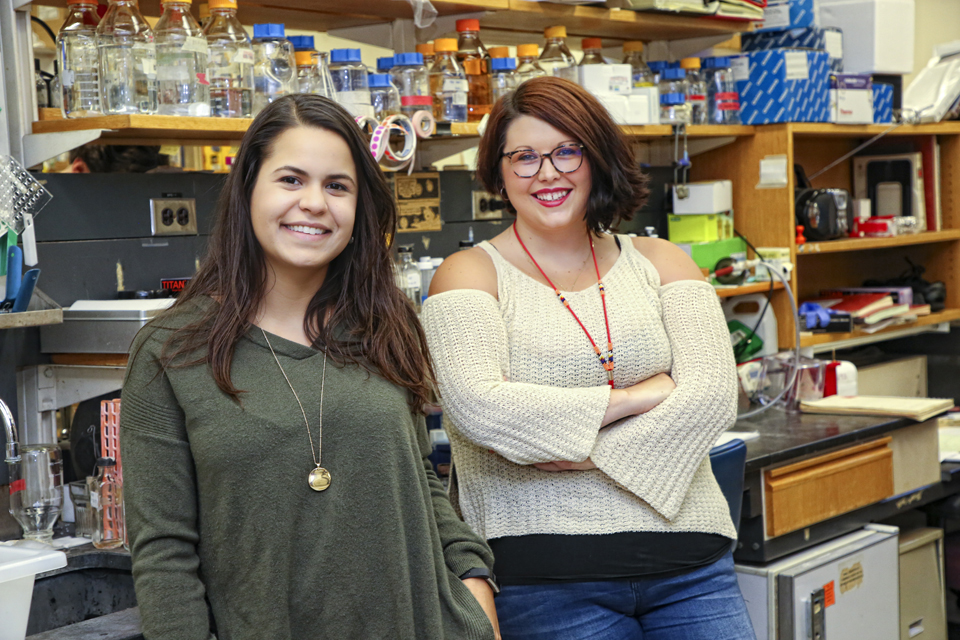 Brenda Lemos and Danielle Gallagher in Haber lab