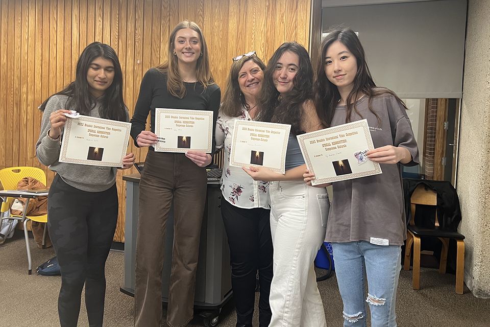 group of students in Paola Servino's ITAL 20 class with their honorable mention certificates from the 2023 Brandeis Language Oscars