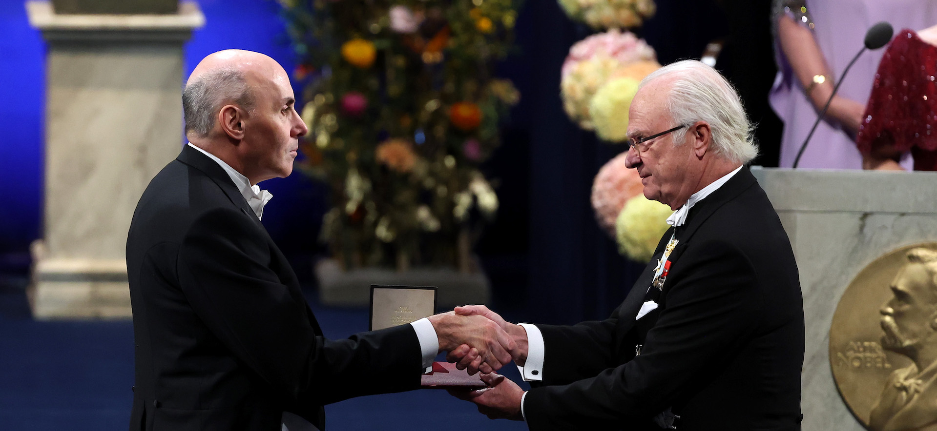 Drew Weissman receives Nobel Prize from King of Sweden