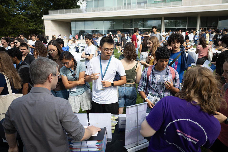 A crowd of students attend the Hiatt Career Orientation event.