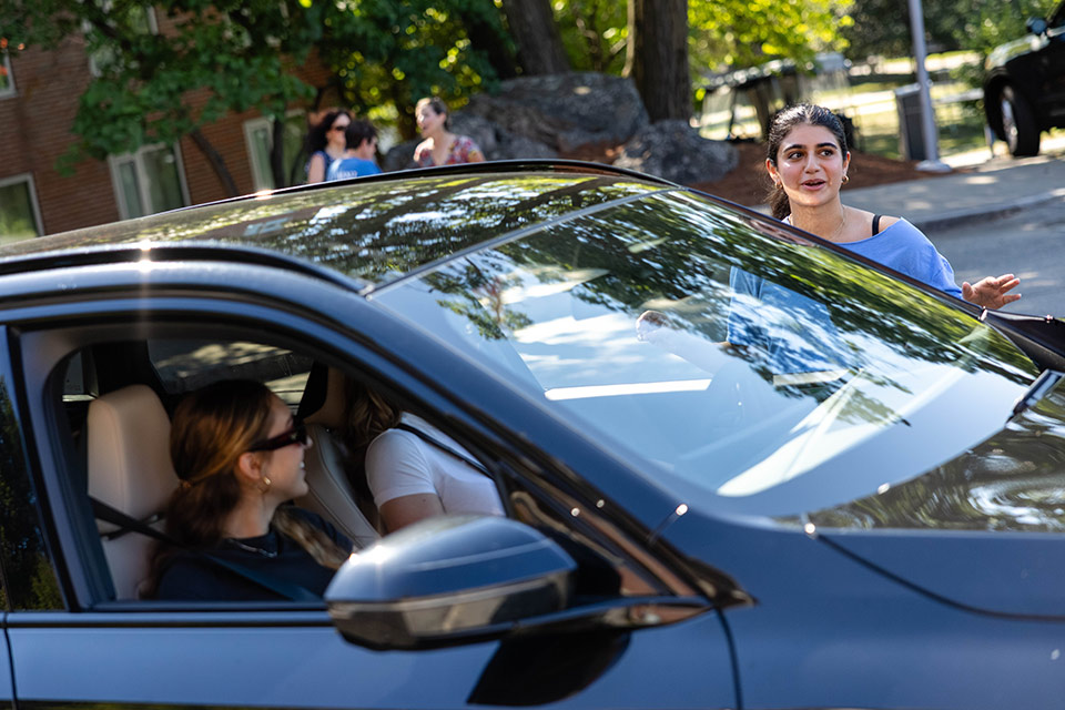 Orientation leader Ani Poghosyan ’26 directs first year students and their families.