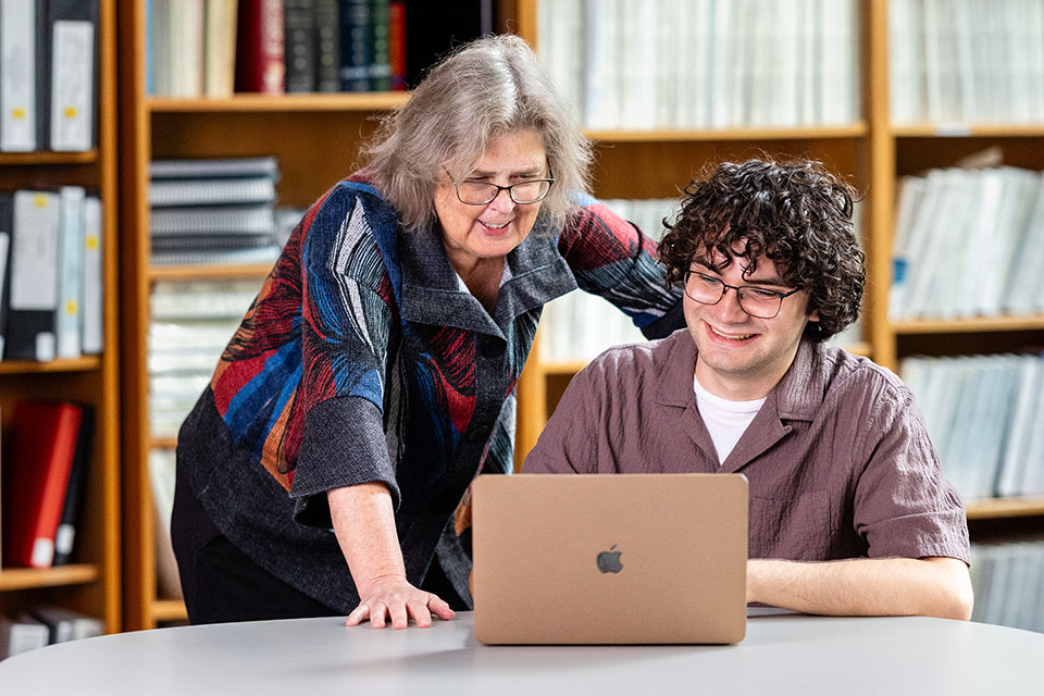  Karen Donelan and Toby Lipson work together on a laptop.