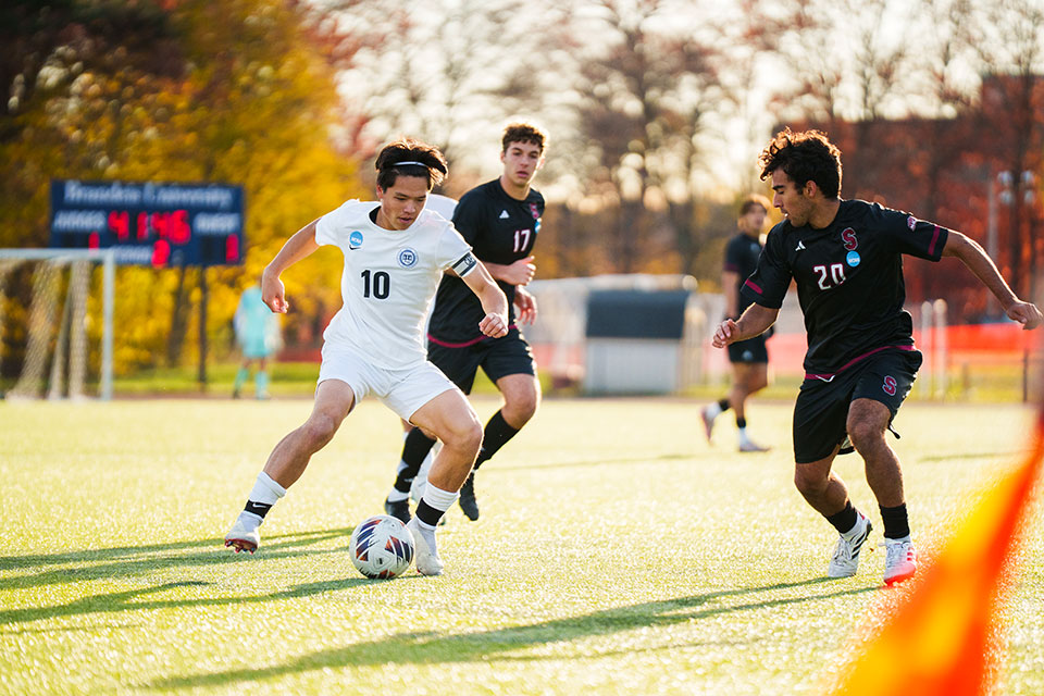 Rainer O. ’26 weaves through Stevens defenders.