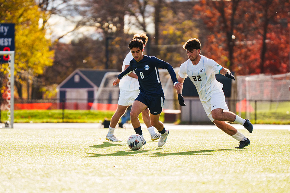 Juan Vera ’27 dribbles the ball past a Tufts midfielder.