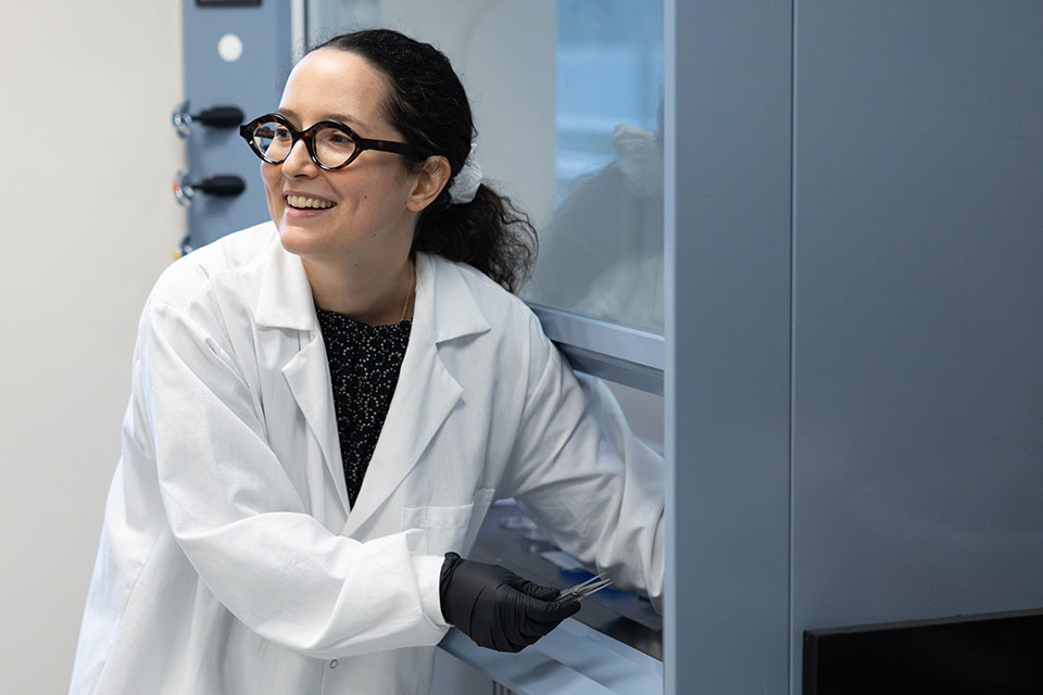 Hannah Yevick working in a lab.
