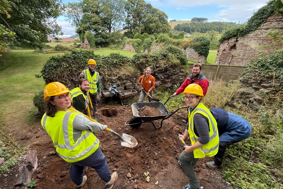 students at an archaeological dig