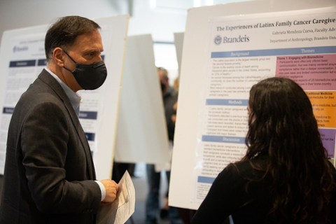 Gabriela Mendoza Cueva '23 discussing her poster with Brandeis University President, Ron Liebowitz 