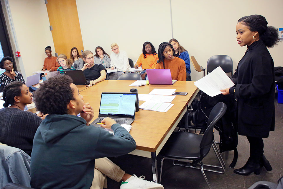 Professor Amber Spry teaching a writing intensive class