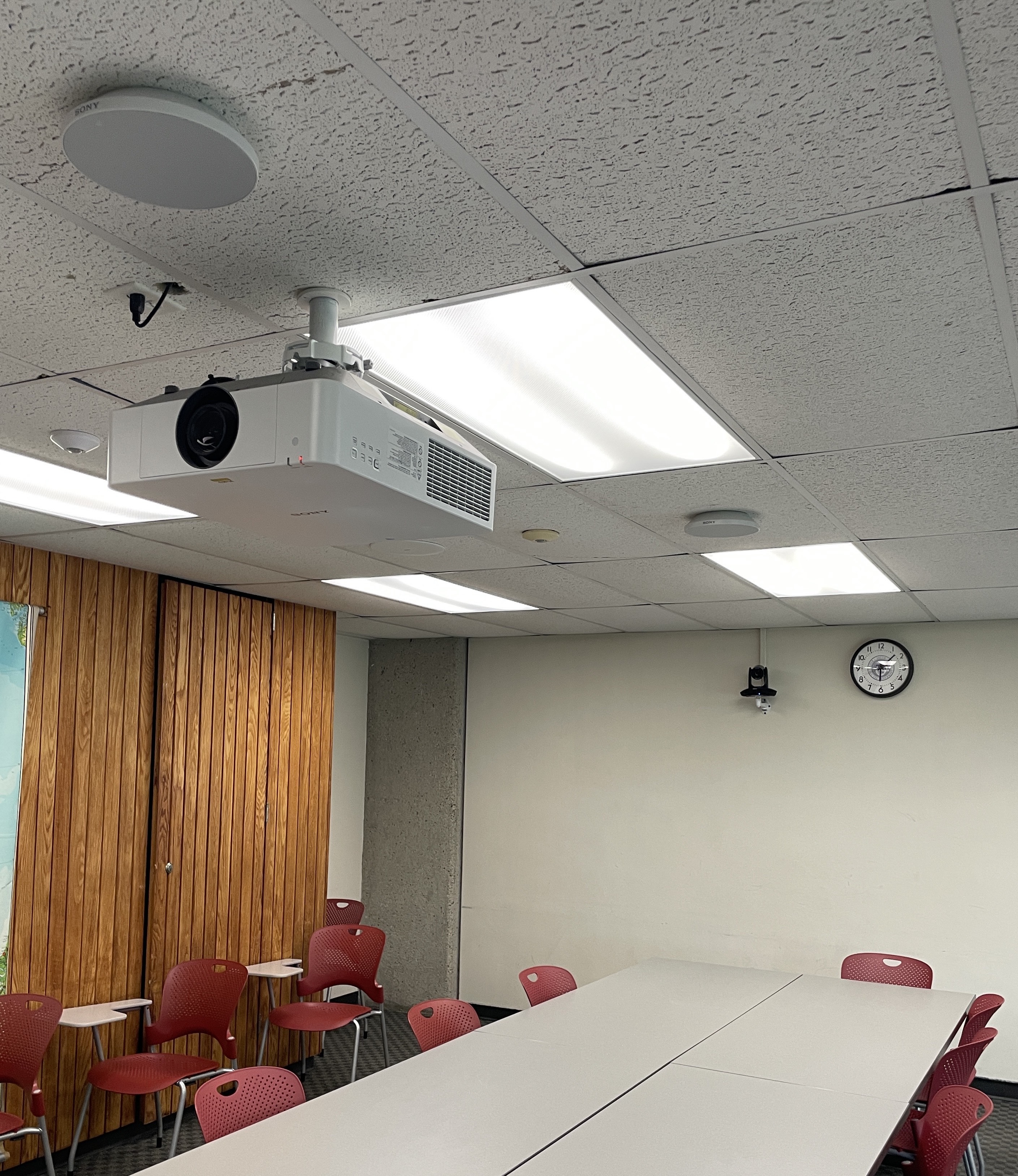 HyFlex classroom showing ceiling microphones and wall mounted cameras